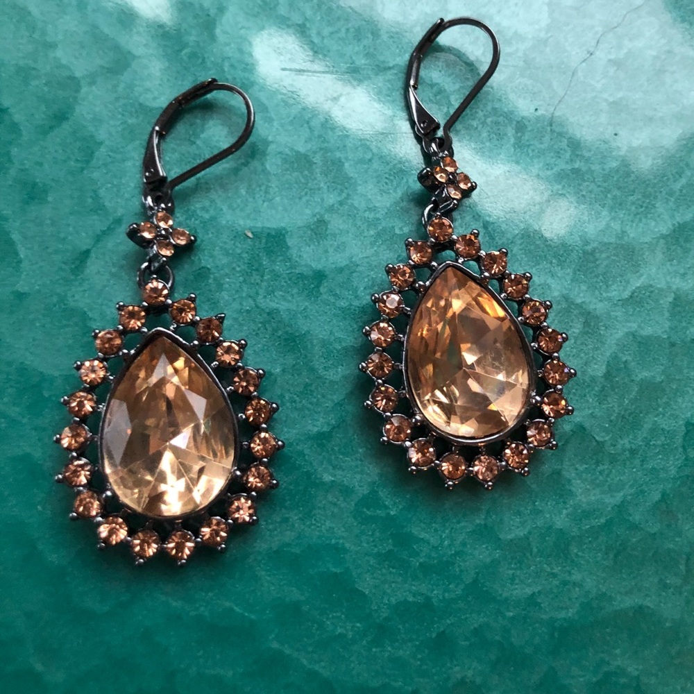 Gorgeous peach leverback drop earrings.